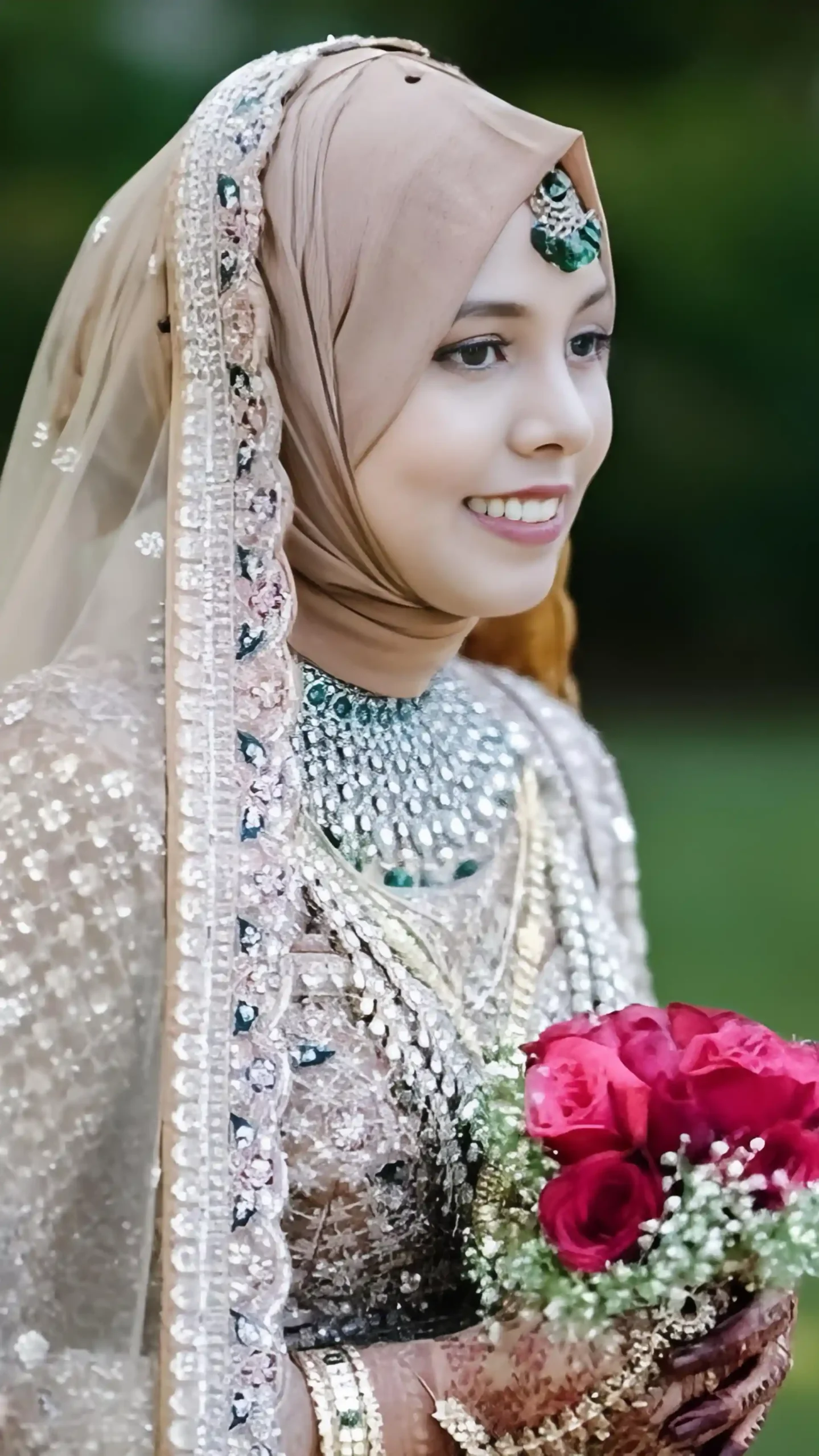 Bride holding a bouquet of flowers, captured by the best wedding photographer in Malappuram